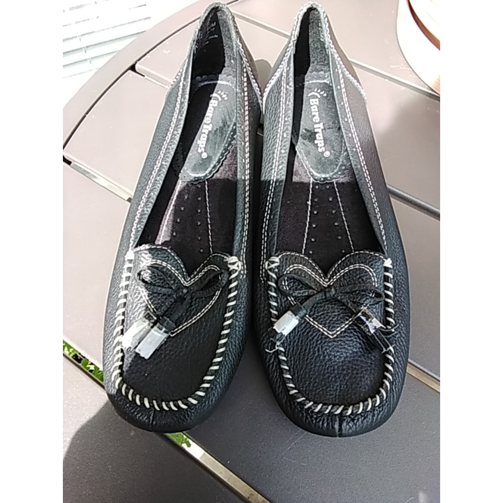 Bare Traps Black Leather Heart Bow Loafers Size 6.5M Casual Chic - Picture 2 of 13